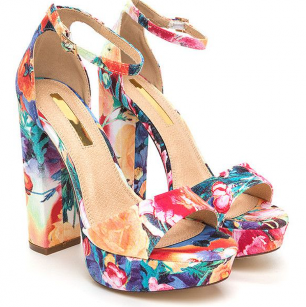 Sepatu platform elegan dengan motif floral